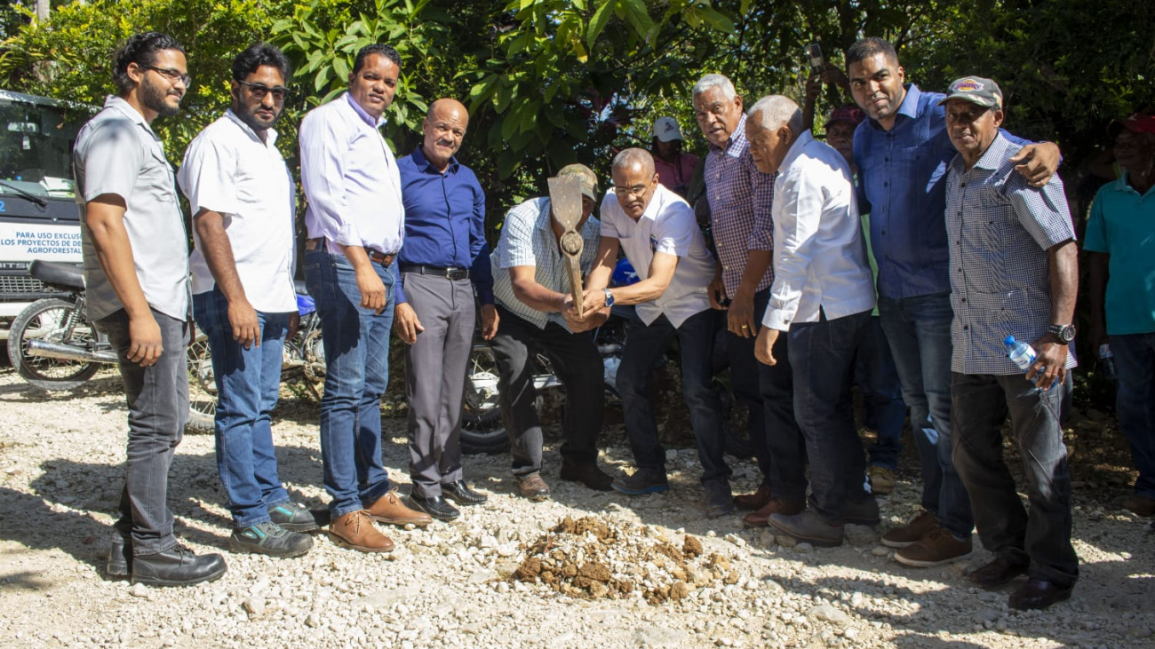 Gobierno da primer picazo para la construcción de caminos interparcelarios en Barahona