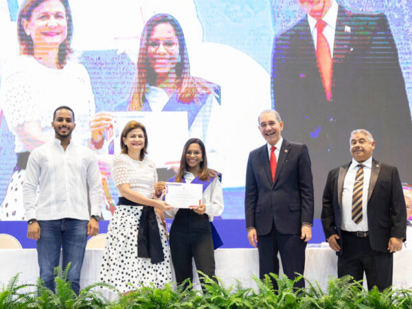 Vicepresidenta encabeza XVIII graduación Programa Inglés de Inmersión