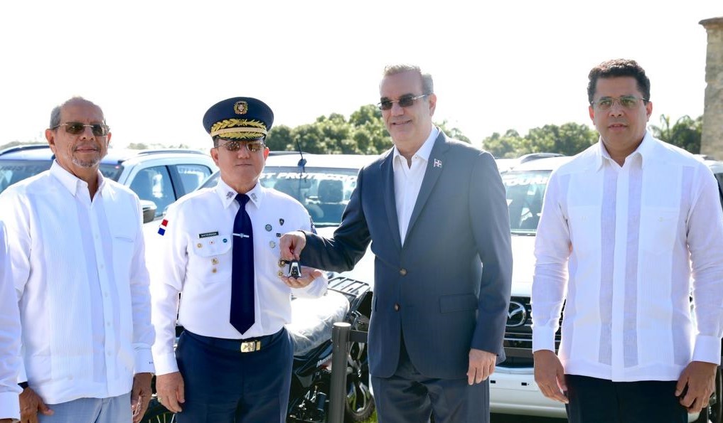 Presidente Abinader entrega 65 vehìculos de motor a la Policìa Turìstica con un valor de 111 millones de pesos