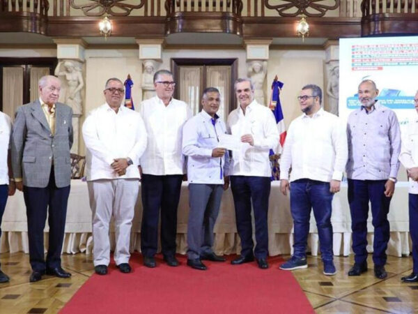 Presidente Abinader entrega cheques a productores ganaderos y productores agrícolas por más de RD 13 millones