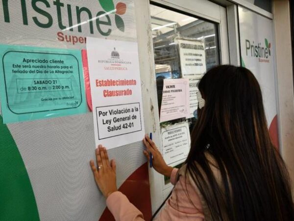 Salud Pùblia cierra Planta procesadora y envasadora de agua en Santo Domingo Este