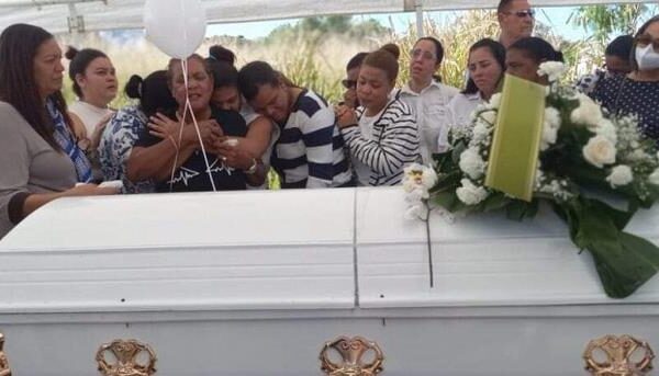 En escenas de llantos y dolor familiares y amigos de Yasiris Joaquìn de Jesùs dan ùltimo adìos a joven
