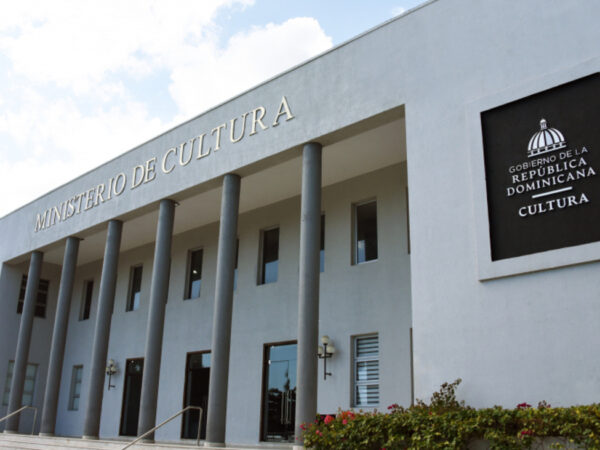 Cultura entrega a Museo del Hombre Dominicano piezas antiguas recuperadas fuera del país