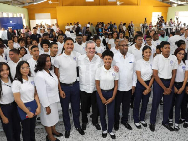 Presidente Abinader inaugura dos nuevos centros educativos