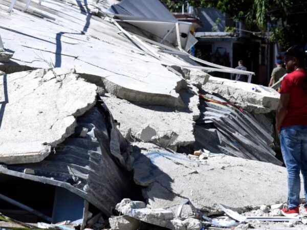 Tècnicos y especialistas de varias instituciones pùblicas estudian causas derrumbe de edificio en la Vega