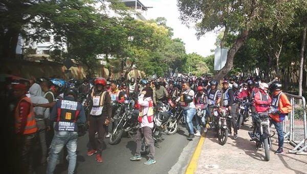 Decenas de motoristas protestan frente al Palacio Nacional por maltratos de la Policía Nacional nal