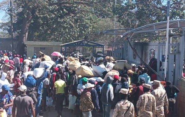 Nacionales haitianos queman neumàticos en puerta binacional en Comendador, Elìas Piña