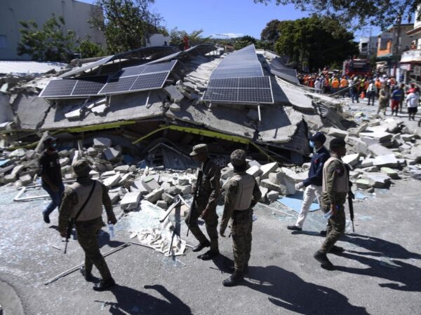 Ministerio Pùblico arresta propietarios de edificio derrumbado en la Vega, donde muriò una persona