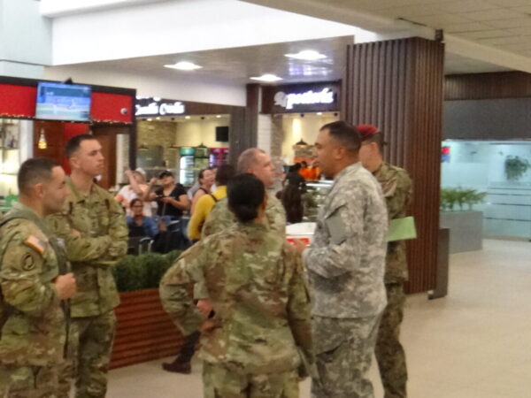 llegan al paìs varios oficiales de la Armada de los Estados Unidos.