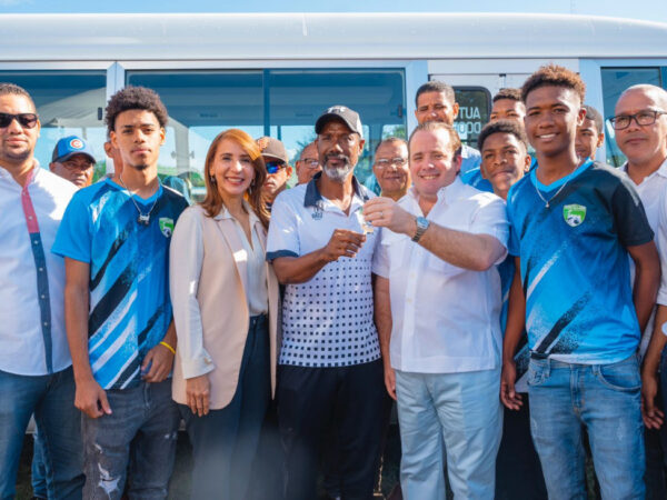 Ministro Paliza entrega tres modernos autobuses a estudiantes y deportistas en la provincia de Puerto Plata