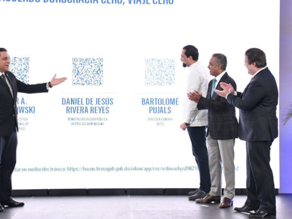 Gobierno lanza “Viaje Cero”; ciudadanos del Cibao podrán someter trámites para fármacos y establecimientos sin desplazarse a SD