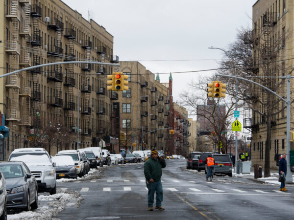 Abuela propinas 14 estocadas a nieta en Bronx, Nueva York la que se debate entre la vida y la muerte