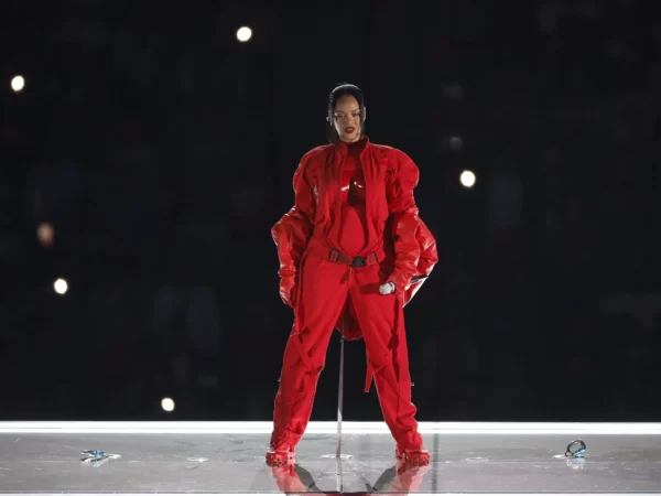 Rihanna revela su segundo embarazo en su regreso musical en el Super Bowl