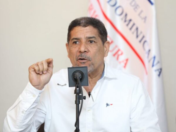 Agricultura inaugura arco de aspersiòn para aumentar la medida de bioseguridad contra el hongo