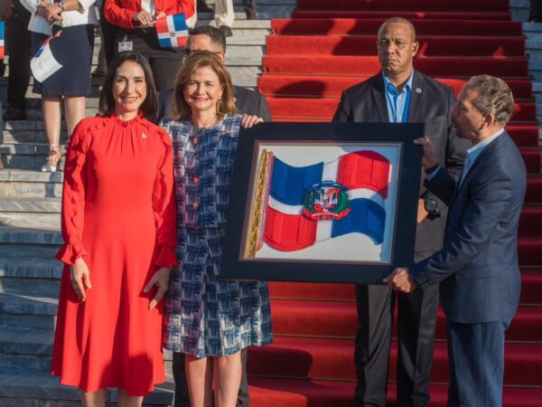 La Vicepresidenta y la primera dama presentan respeto y saludo a la bandera nacional durante homenaje