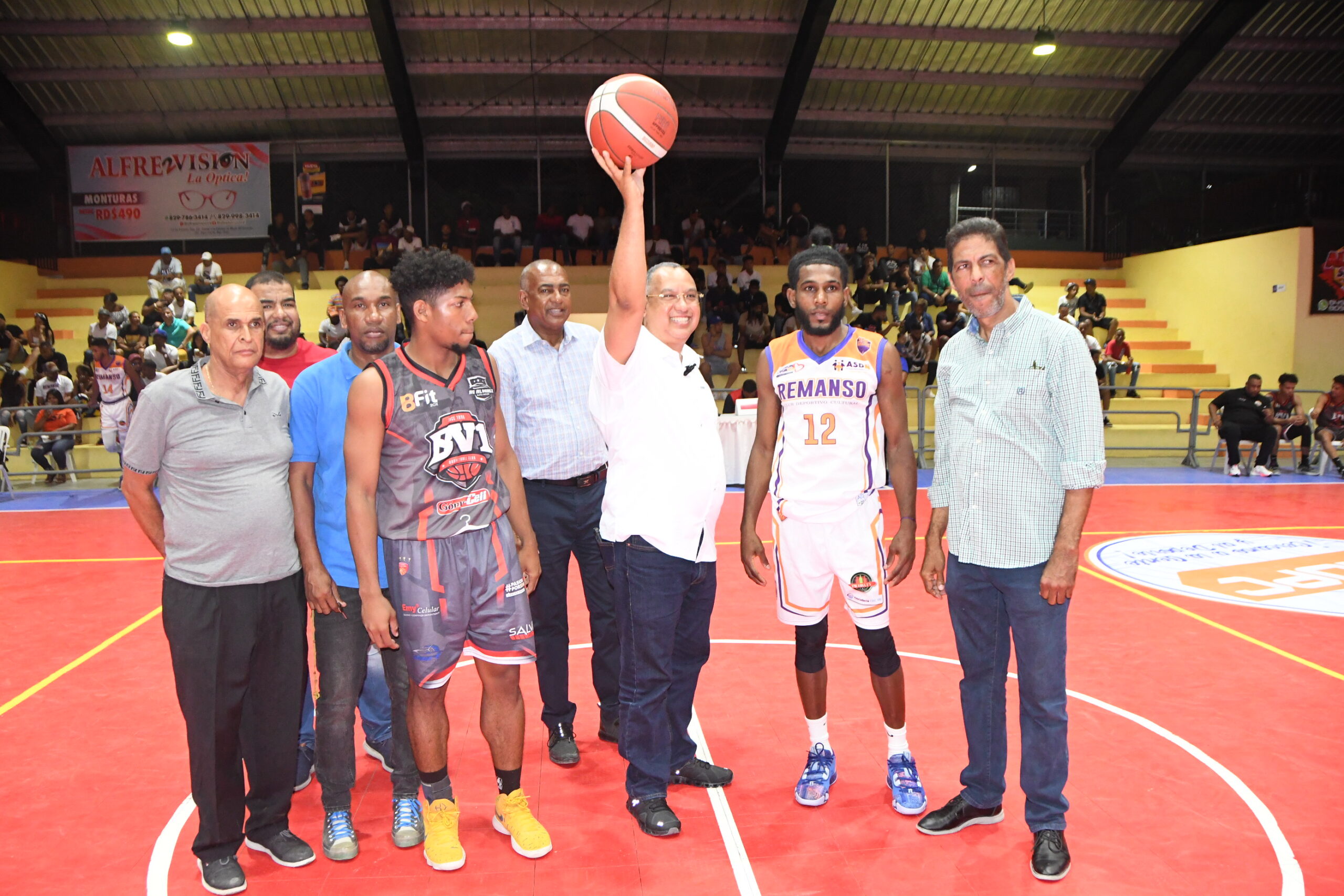 Diputado Alexis Jiménez realiza el saque de honor en torneo de Baloncesto Superior en Sto Dgo Norte
