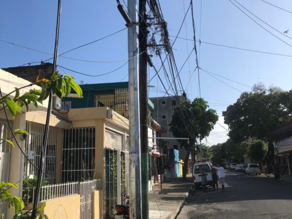 Màs de cien familias afectadas por cable del tendido elèctrico en el suelo en Capotillo