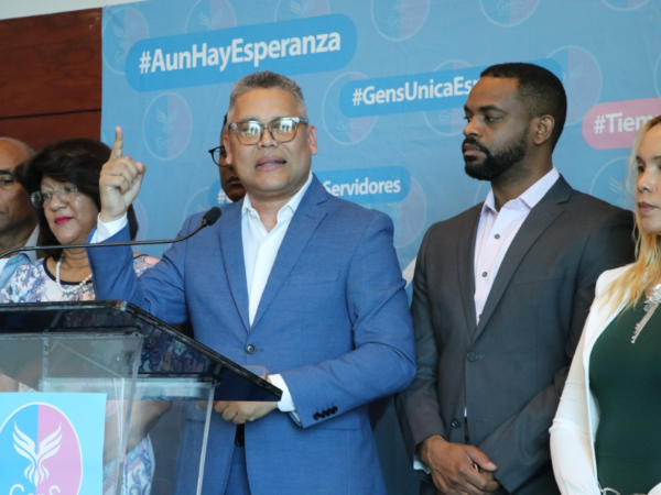 Carlos Peña se declara candidato presidencial de Evangèlicos y Catòlicos