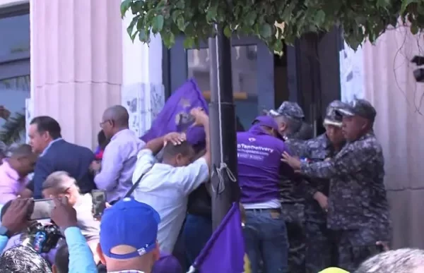 Con el lema somos peledeìstas y no tenemos miedo intentan penetrar al Palacio de Justicia