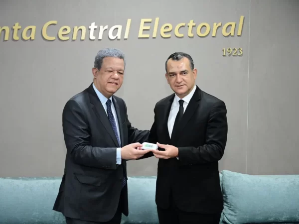El expresidente Leonel Fernàndez deposita padròn de la Fuerza del Pueblo en JCE