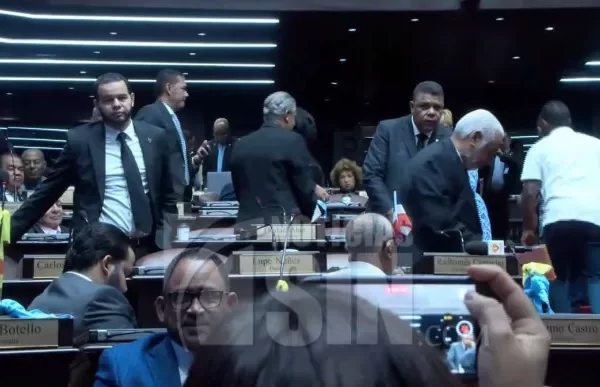 Legislarores del PLD se retiran nuevamente de sesion ordinaria en el Congreso