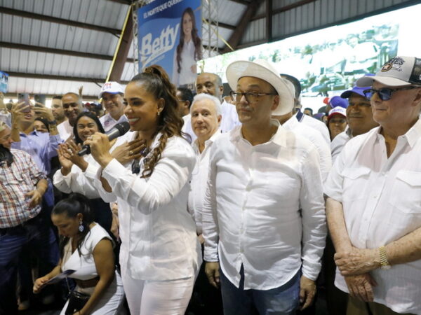 Betty Gerònimo encabeza acto multitudinario tras anunciar formante sus aspiraciones a la alcaldìa de SDN