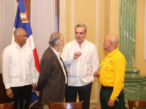 Presidente Abinader elogia el trabajo realizado por los bomberos en los fuegos forestales del paìs