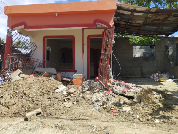 Varios heridos durante desalojo esta mañana en el sector Las Colinas, en Villa Mella SDN