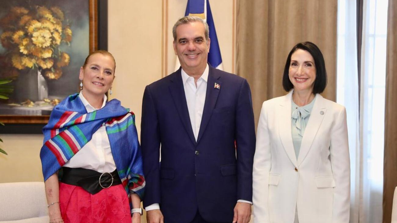 Presidente Abinader y primera dama reciben visita de cortesía de Beatriz Gutiérrez, esposa del presidente de México