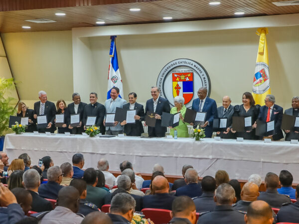 Presidente Abinader encabeza firma de acuerdo con 13 universidades para la Reforma Educativa Policial