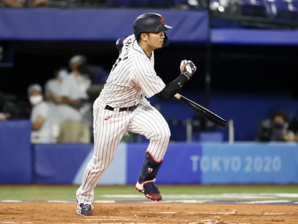 ¡Tres turnos, tres HR! Suzuki fija un récord para Japón