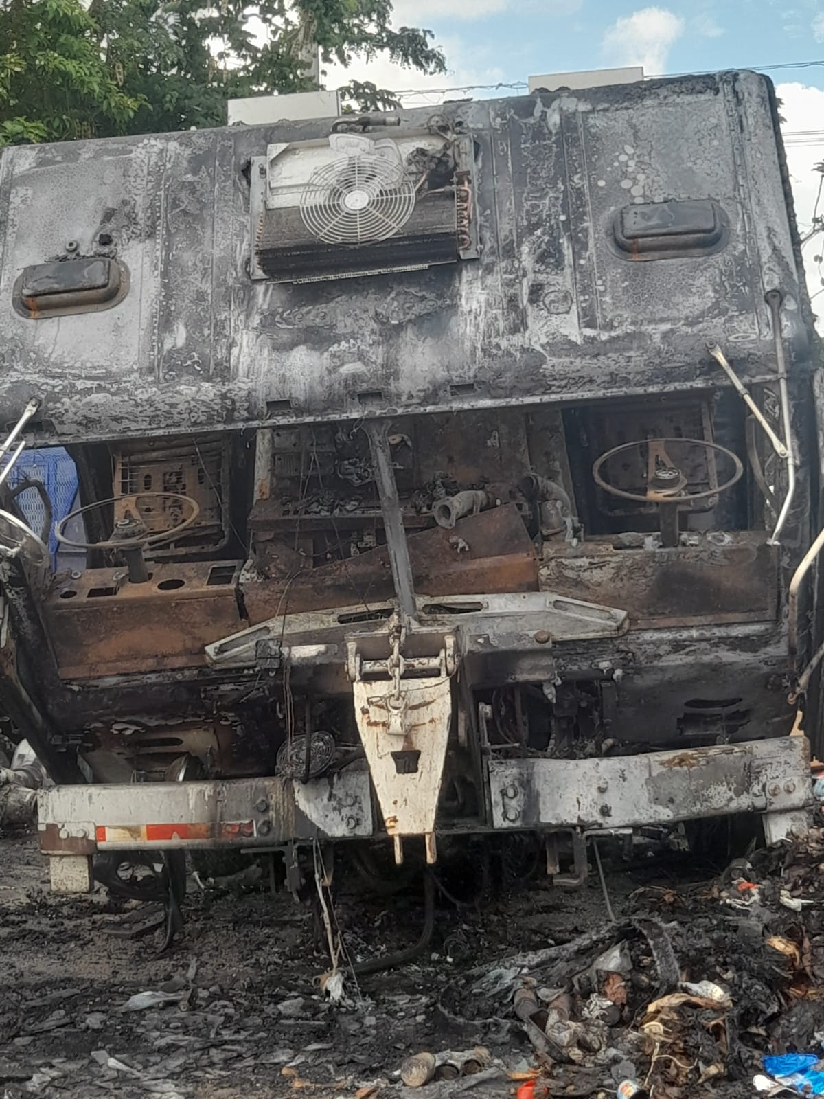 Desconocidos incendian dos camiones compactadores de desechos sòlidos en alcaldìa de Boca Chica