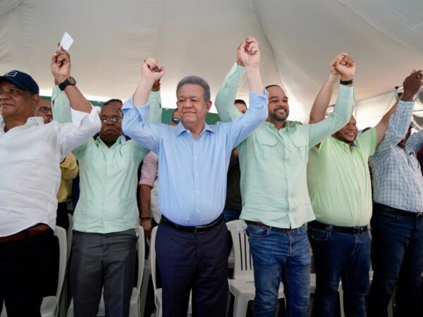 Regidores del PLD dejan esa organizaciòn y se juramentan en la Fuerza del Pueblo