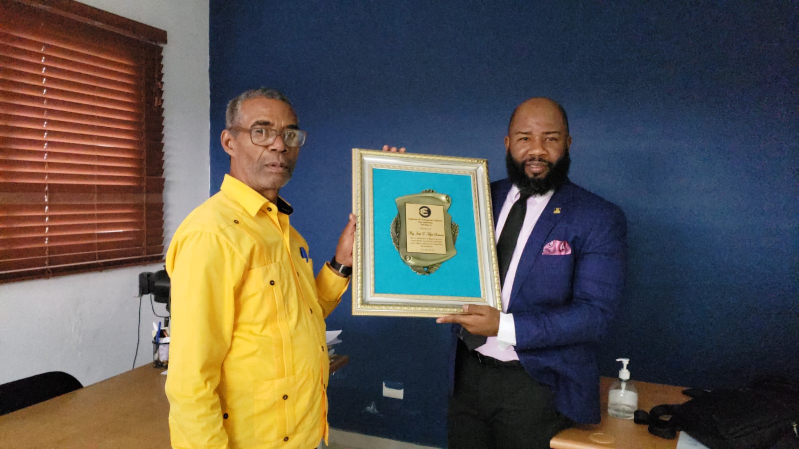 Sindicato de Choferes de Taxistas SICHALA entrega reconocimiento al Fiscal de la Caleta.