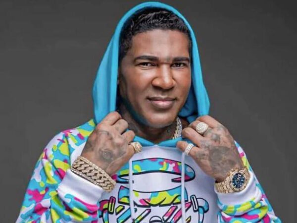 Omega el fuerte se somete a tratamiento de làser para aclararse el iris