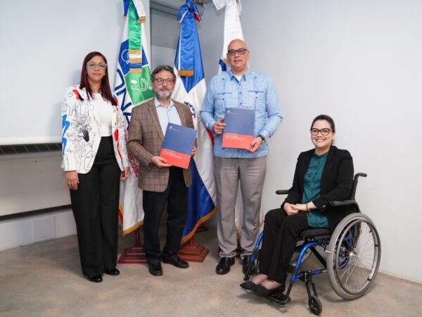 Gobierno entrega 20 becas para estudios en Ciberseguridad al CONADIS