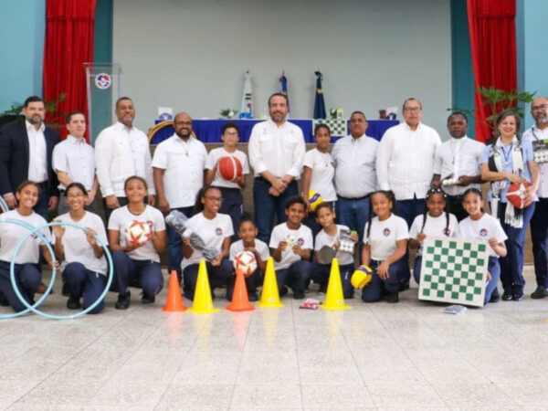Instituto Nacional de Educación Física entrega utilería deportiva y canchas remozadas al Colegio Don Bosco del DN