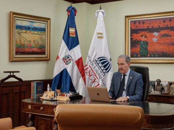 MESCyT asegura que no tiene retraso en pagos a estudiantes becados