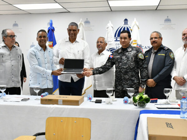 Ministerio de Interior y Policía recibe equipos del MINERD para escuela de entrenamiento policial