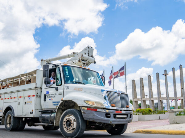 Edesur inicia colocación de 1,000 luminarias en sectores de San Cristóbal