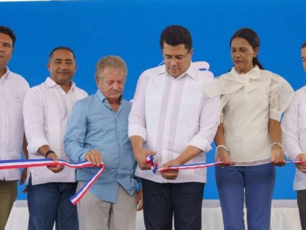 Ministro de turismo,David Collado entrega vìa de acceso a playa Macao