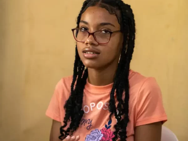 Universidad Central del Este, UCE otroga beca a Joven que asistiò estudiante que le amputaron barzo