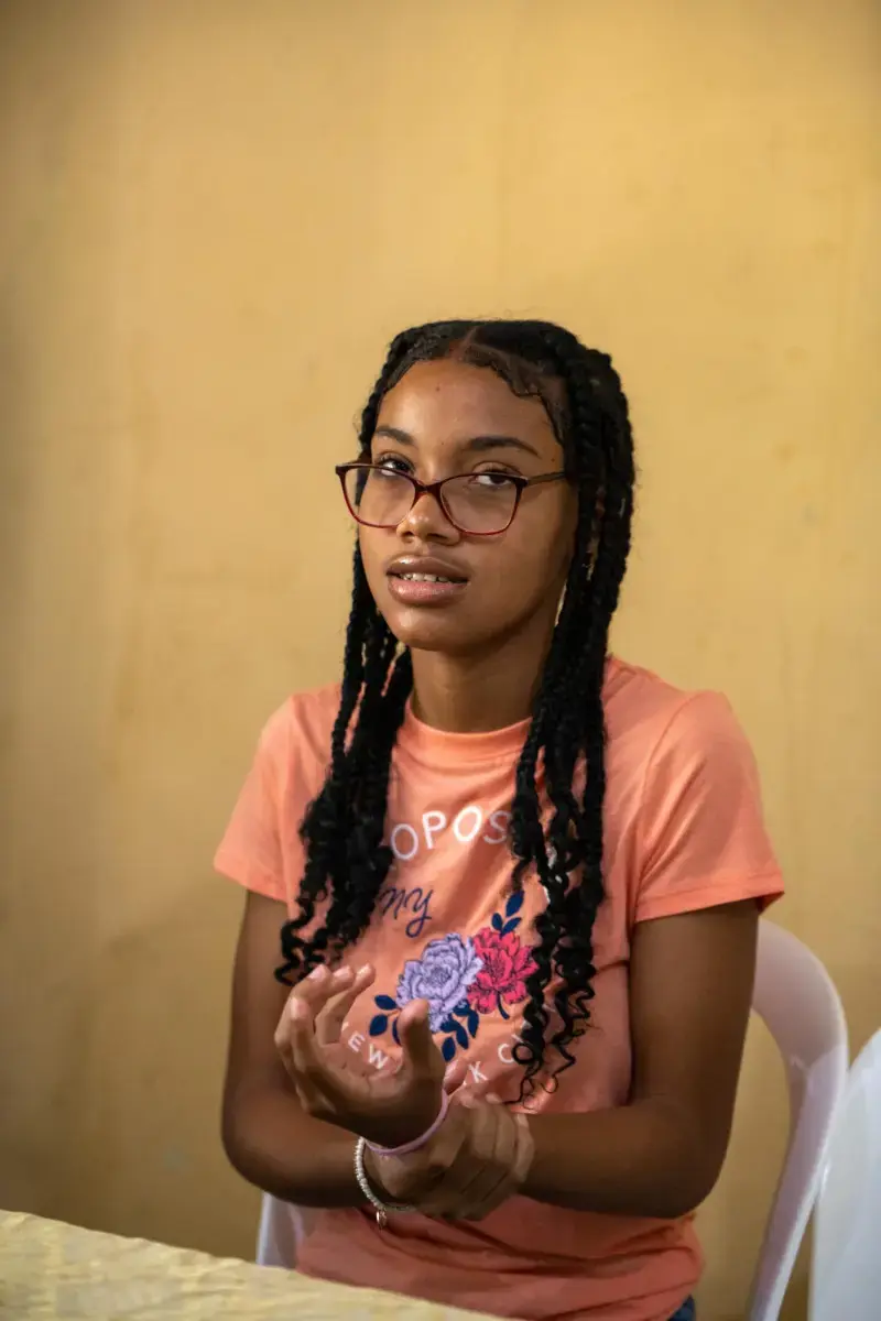 Universidad Central del Este, UCE otroga beca a Joven que asistiò estudiante que le amputaron barzo