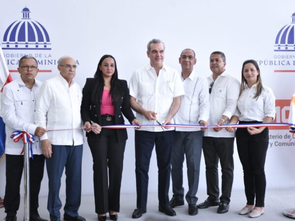 Presidente Abinader junto al Ministro de Obras Pùblicas inaugura Puente en Mao
