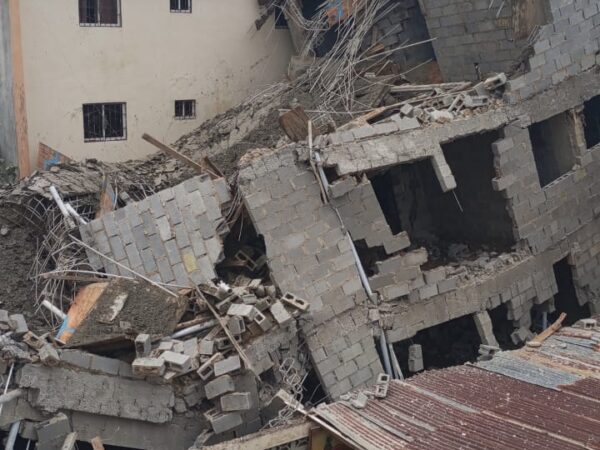 Osiris de Leòn muestra derrumbe de un edifico de 4 pisos en Villa Valdez, San Cristòbal