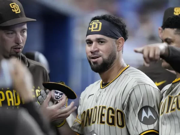 Fernando Tatis Jr. dispara tres dobles y Gary Sánchez jonronea, Padres derrotan a Marlins