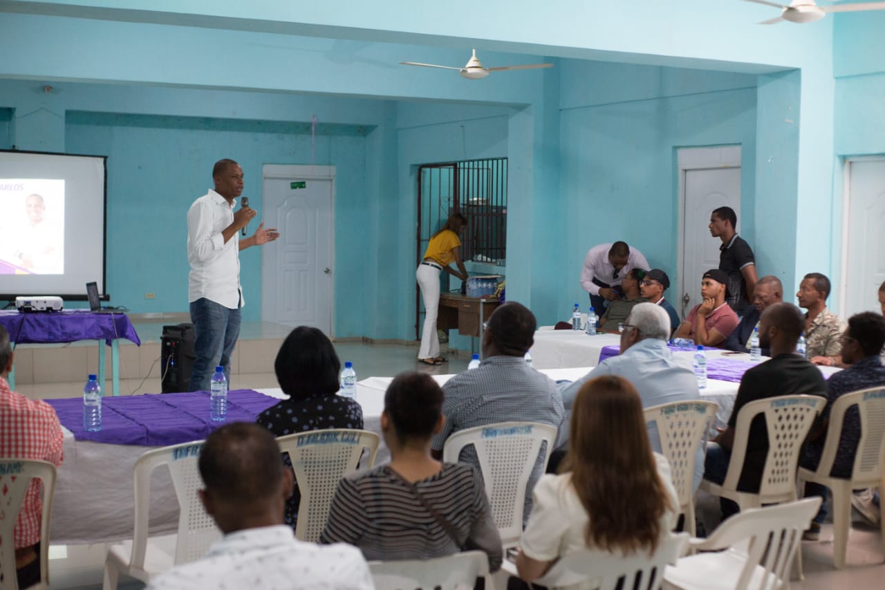 Juan Carlos de la Cruz se reúne con representantes del sector comercio de Sabana Grande de Boyá