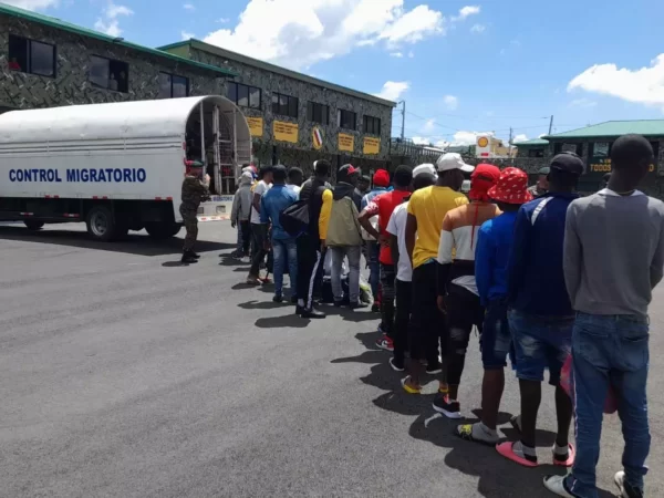 En Constanza interceptan autobùs que transportaba decenas de nacionales haitianos indocumentados