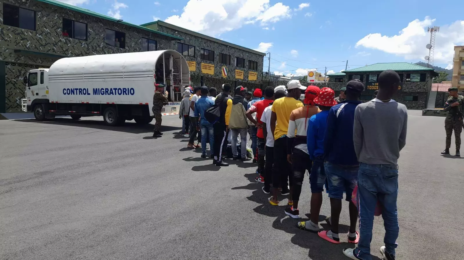 En Constanza interceptan autobùs que transportaba decenas de nacionales haitianos indocumentados