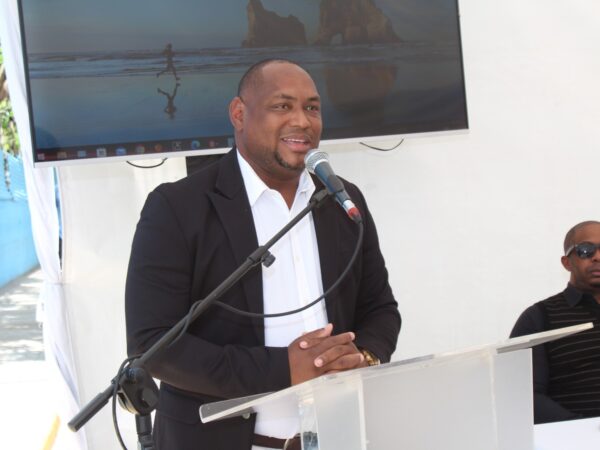 Denuncian Alcalde de La Caleta quiere quitar área verde a escuela en Campo Lindo